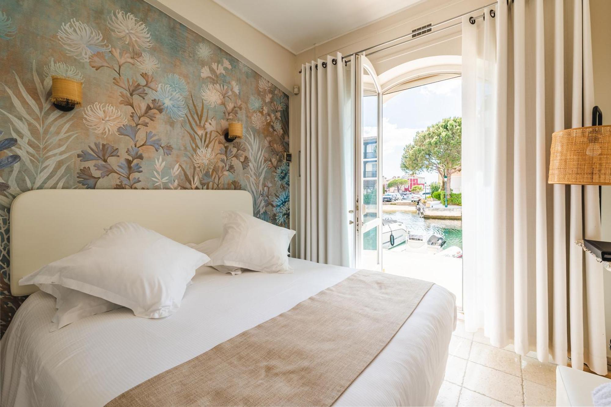 Le Suffren Hotel Grimaud Bagian luar foto