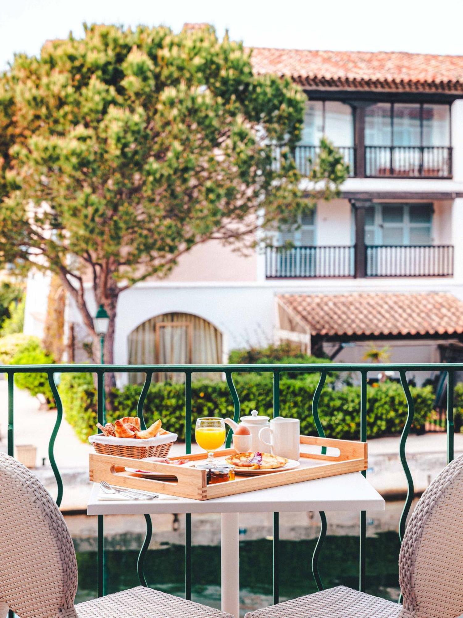 Le Suffren Hotel Grimaud Bagian luar foto