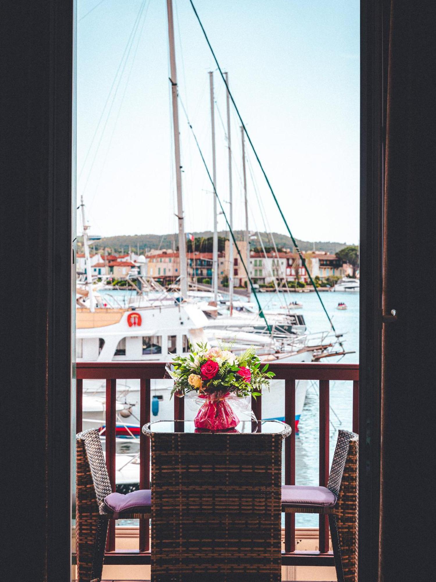 Le Suffren Hotel Grimaud Bagian luar foto